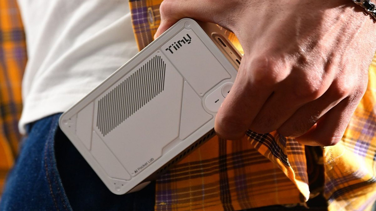 AI Pocket Lab: Perangkat Mini Seukuran Powerbank dengan Kecerdasan Setara Doktor